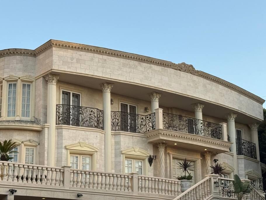 Apartment Guest In A Beverly Hills Masterpiece