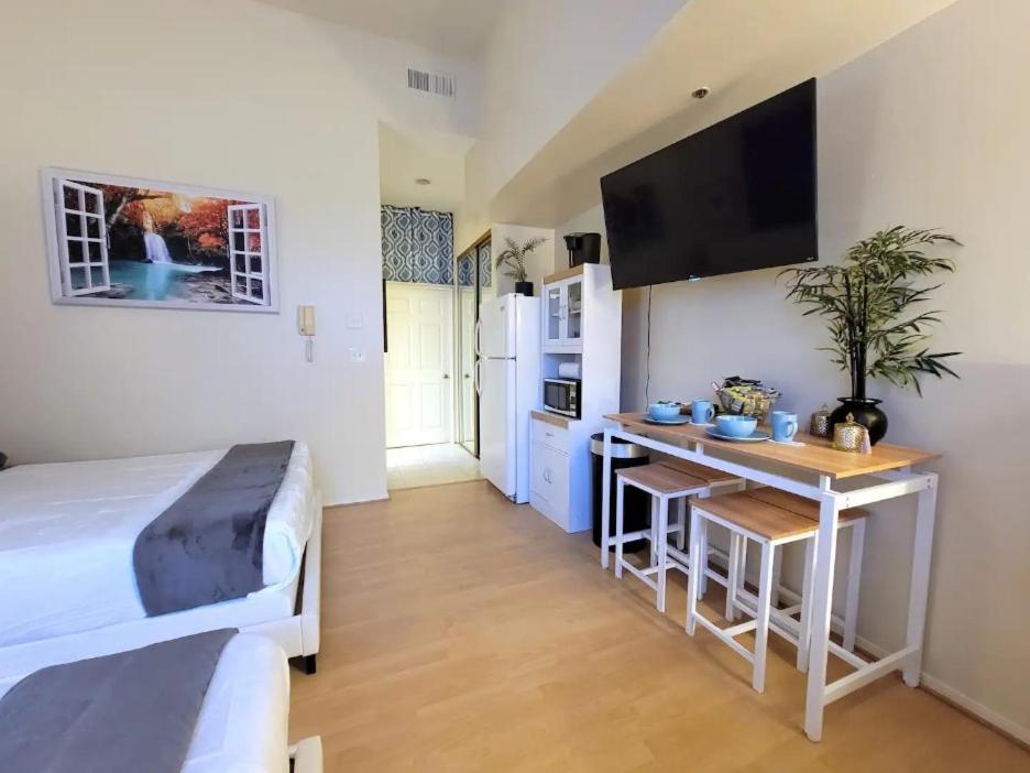 Apartment Spacious With Two Queen Beds Near Beverlywood 5 Minutes To Rodeo Drive *