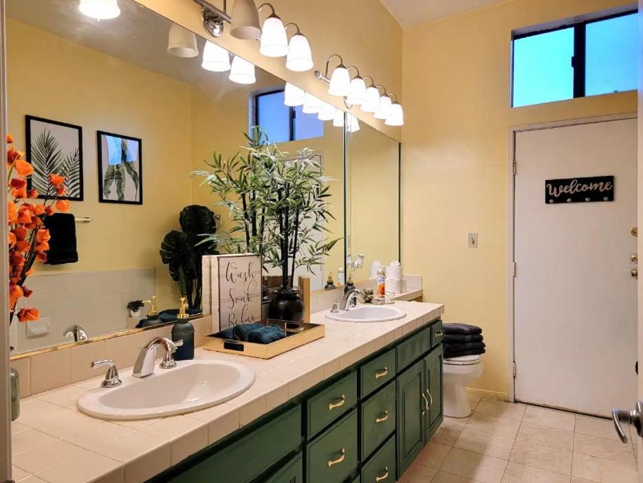 Spacious With Two Queen Beds Near Beverlywood 5 Minutes To Rodeo Drive Apartment
