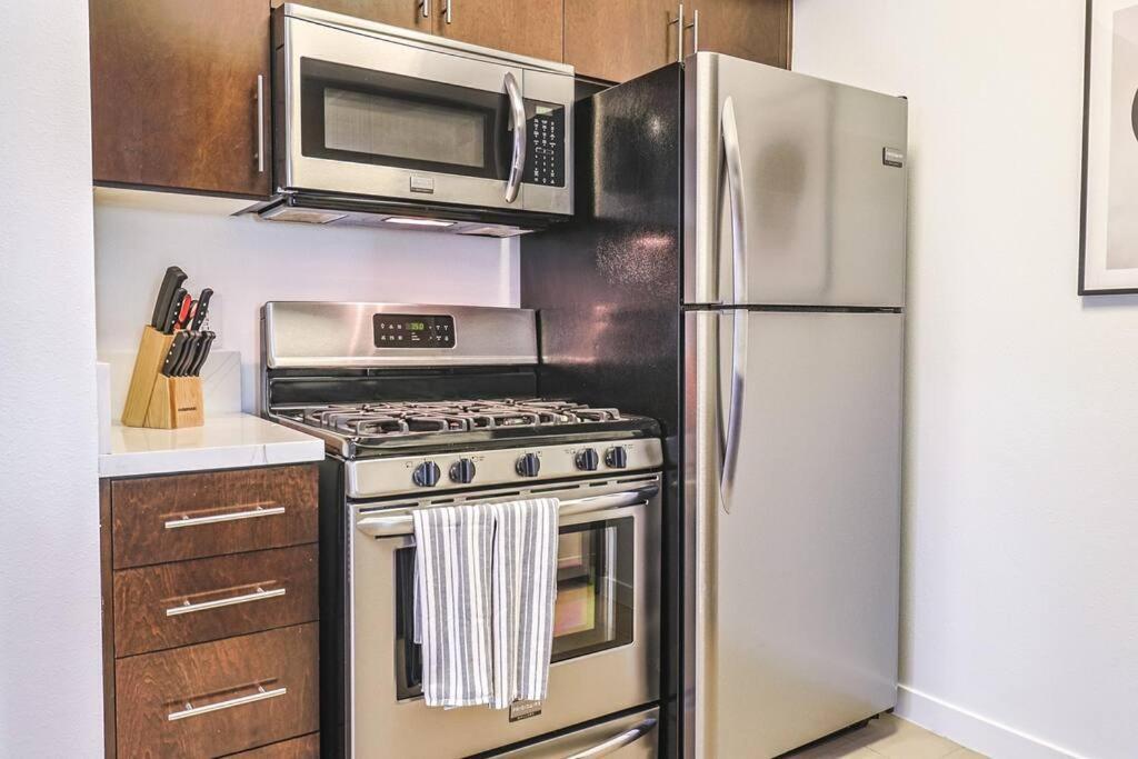 Apartment Stylish 2bdr & 2bth - 15 Mins Walk To The Beach! *