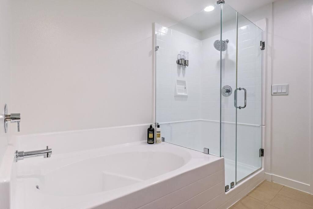 Stylish 2bdr & 2bth - 15 Mins Walk To The Beach! Apartment