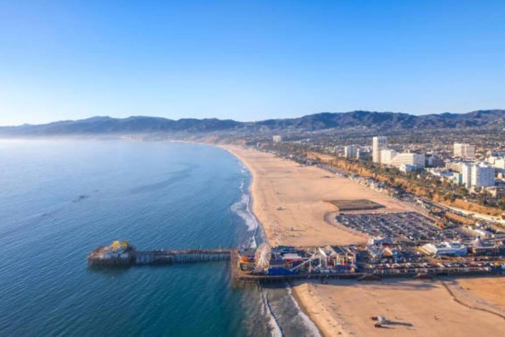 Apartment Stylish 2bdr & 2bth - 15 Mins Walk To The Beach! Los Angeles