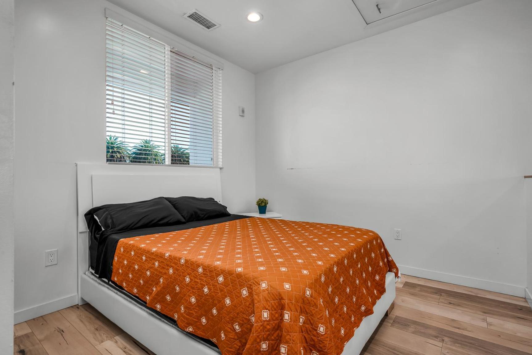 New 1 Bedroom Loft With View Of Hollywood Sign *