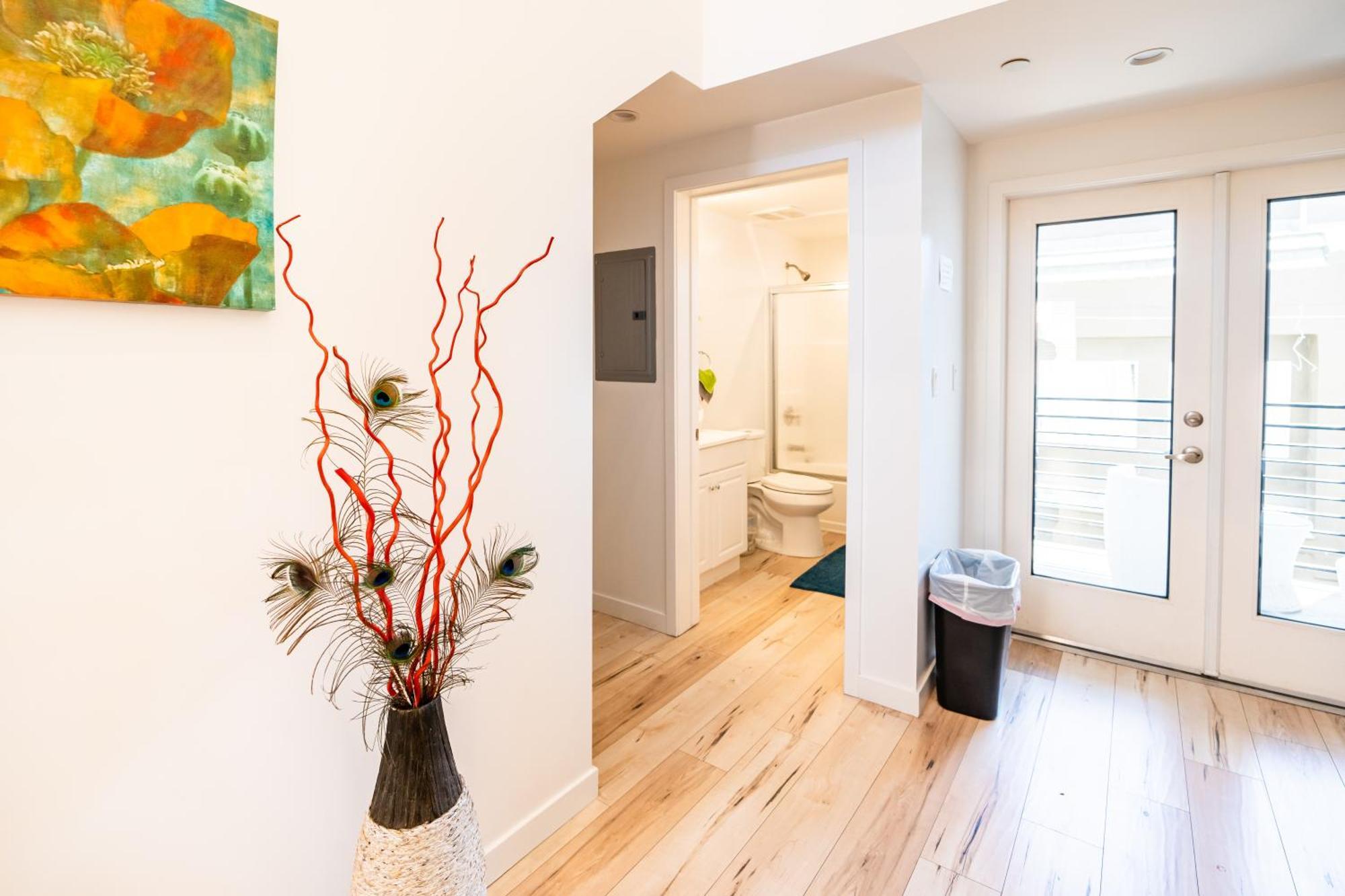 Chic Modern Loft In Hollywood 1 Bedroom With Balcony & Free Secure Parking Apartment