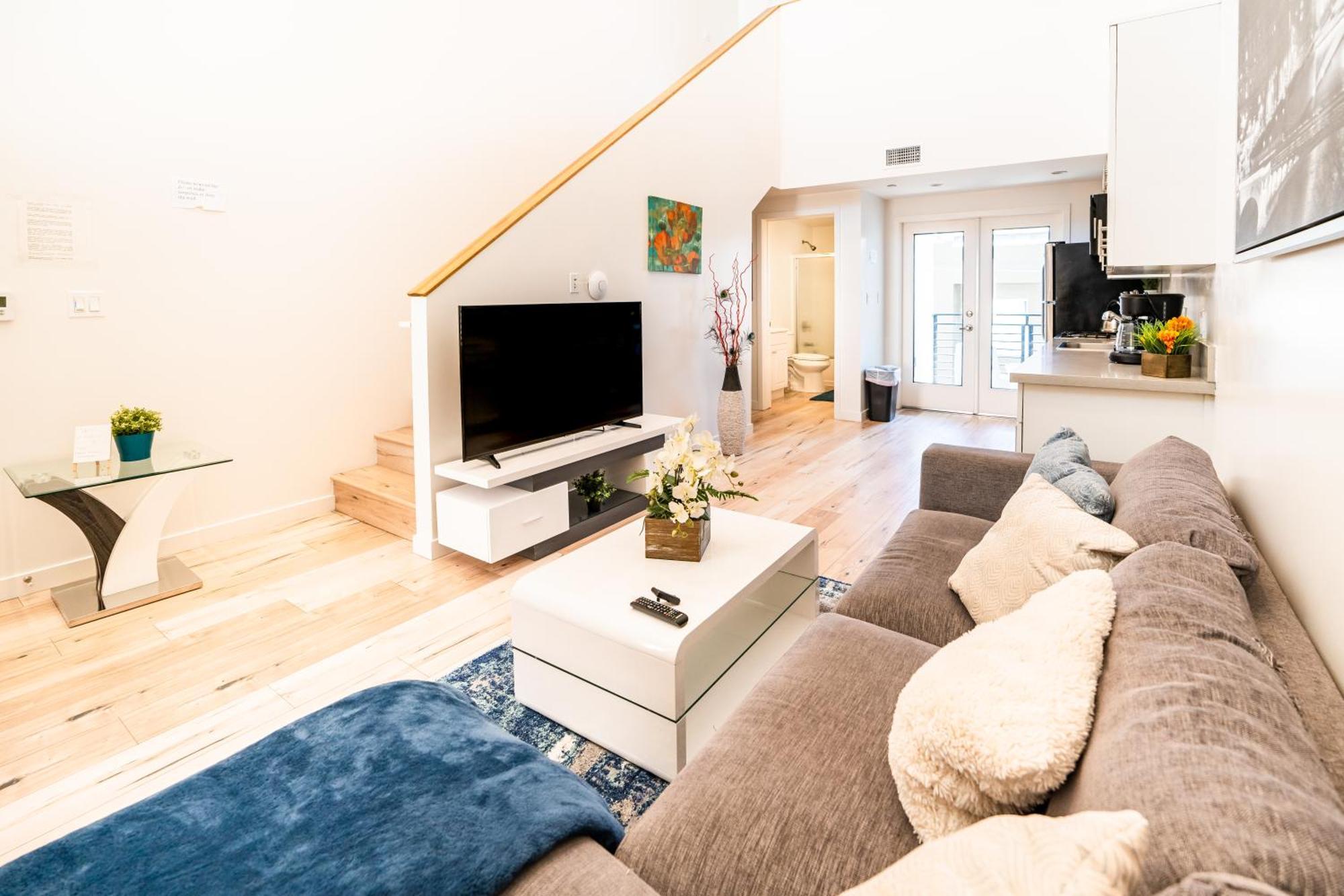 Chic Modern Loft In Hollywood 1 Bedroom With Balcony & Free Secure Parking