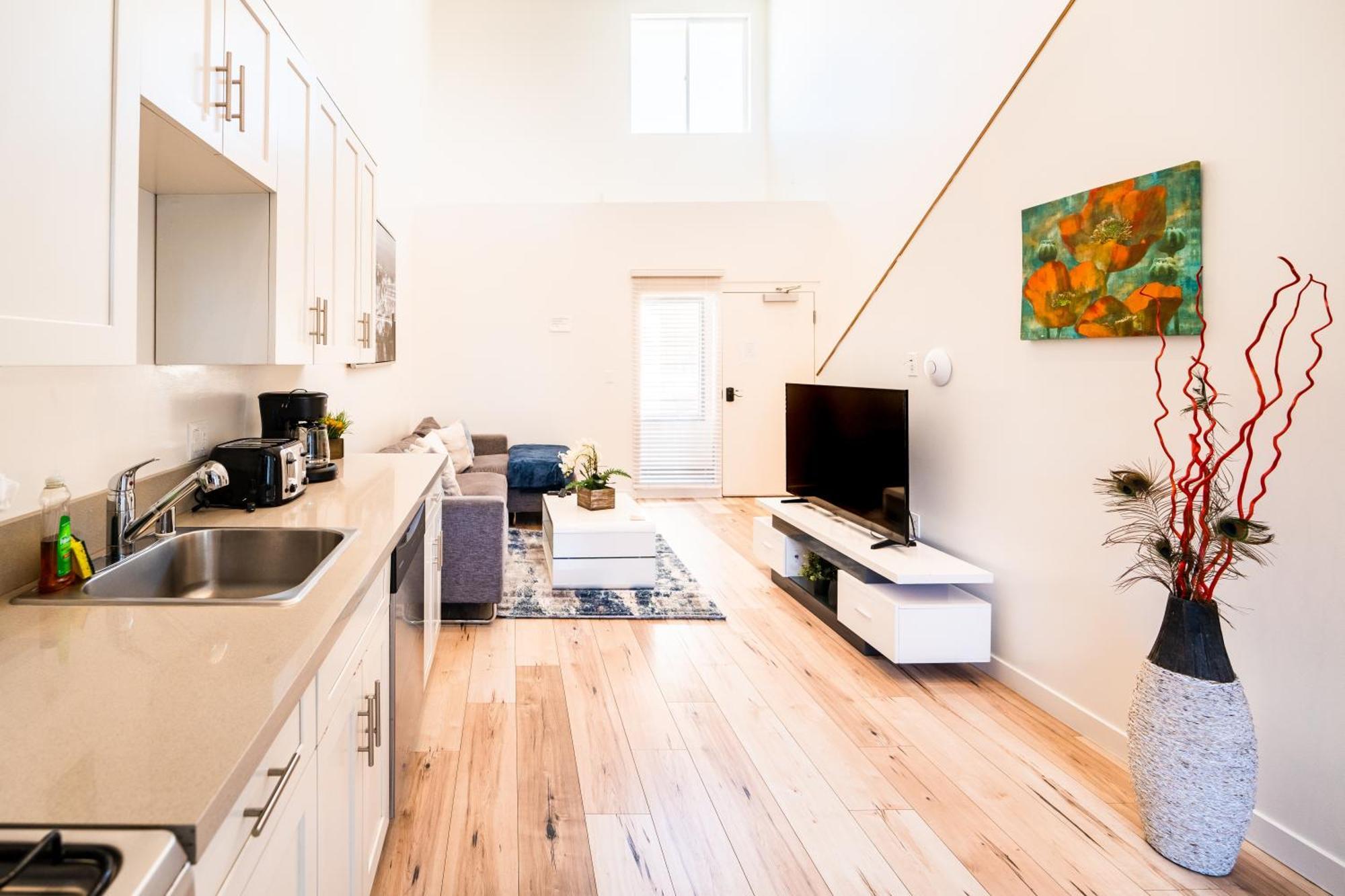 Chic Modern Loft In Hollywood 1 Bedroom With Balcony & Free Secure Parking *