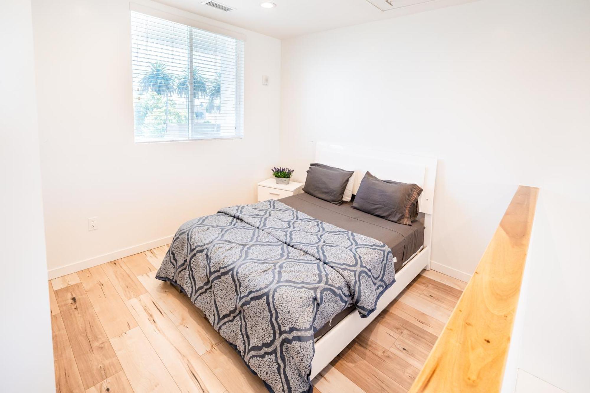 Chic Modern Loft In Hollywood 1 Bedroom With Balcony & Free Secure Parking