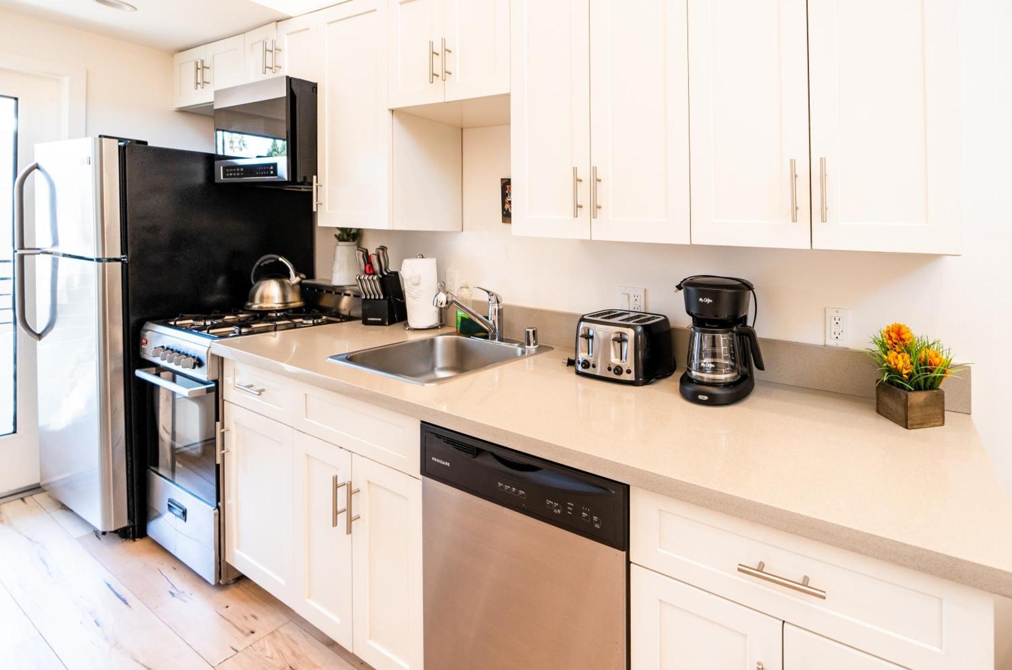 Chic Modern Loft In Hollywood 1 Bedroom With Balcony & Free Secure Parking Apartment
