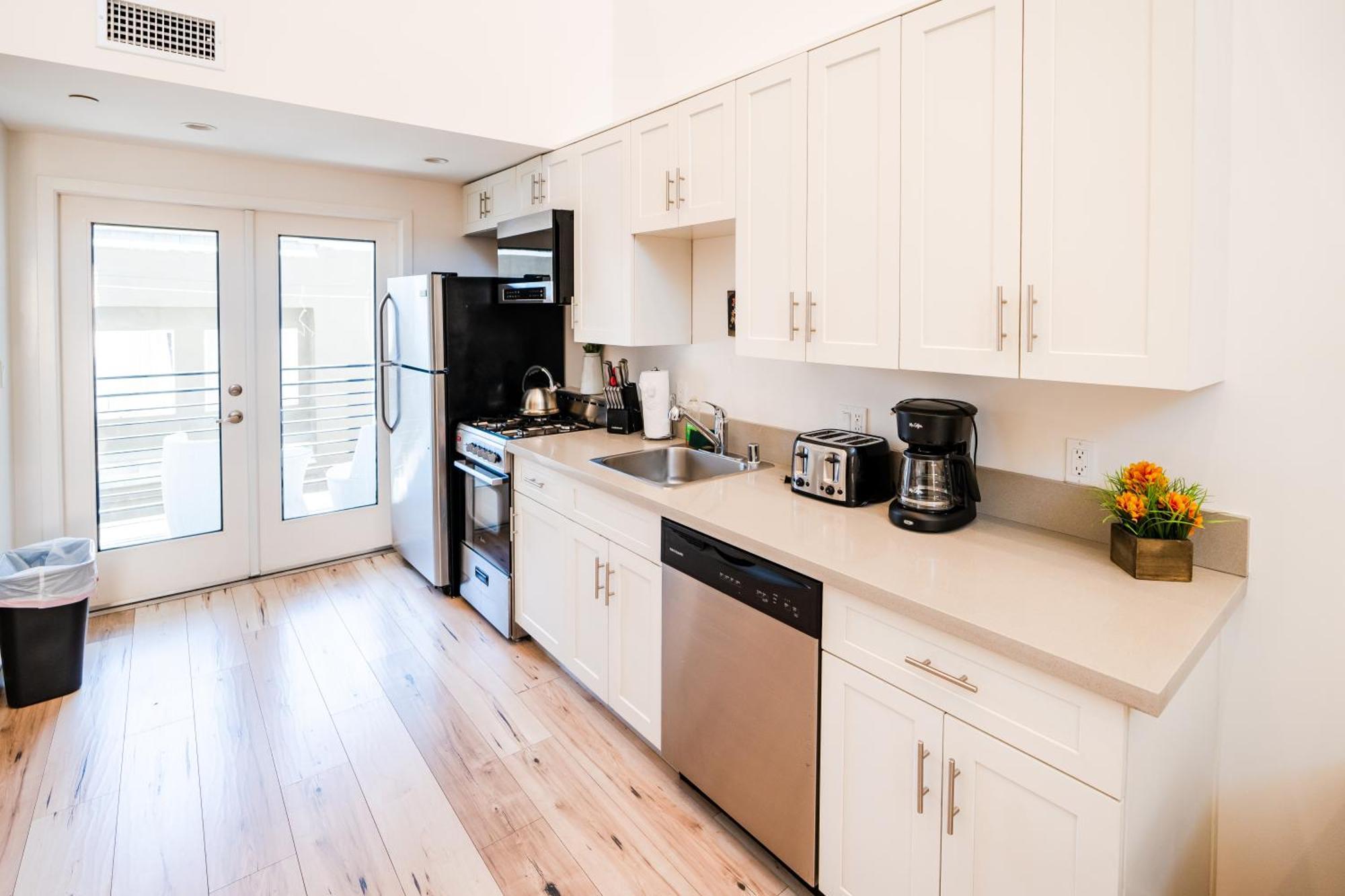 Chic Modern Loft In Hollywood 1 Bedroom With Balcony & Free Secure Parking