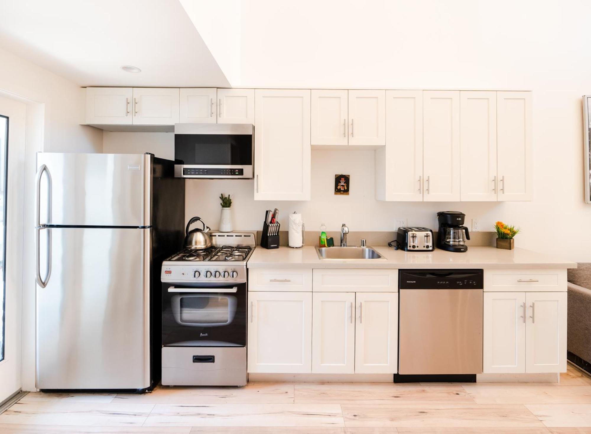 Chic Modern Loft In Hollywood 1 Bedroom With Balcony & Free Secure Parking * Los Angeles
