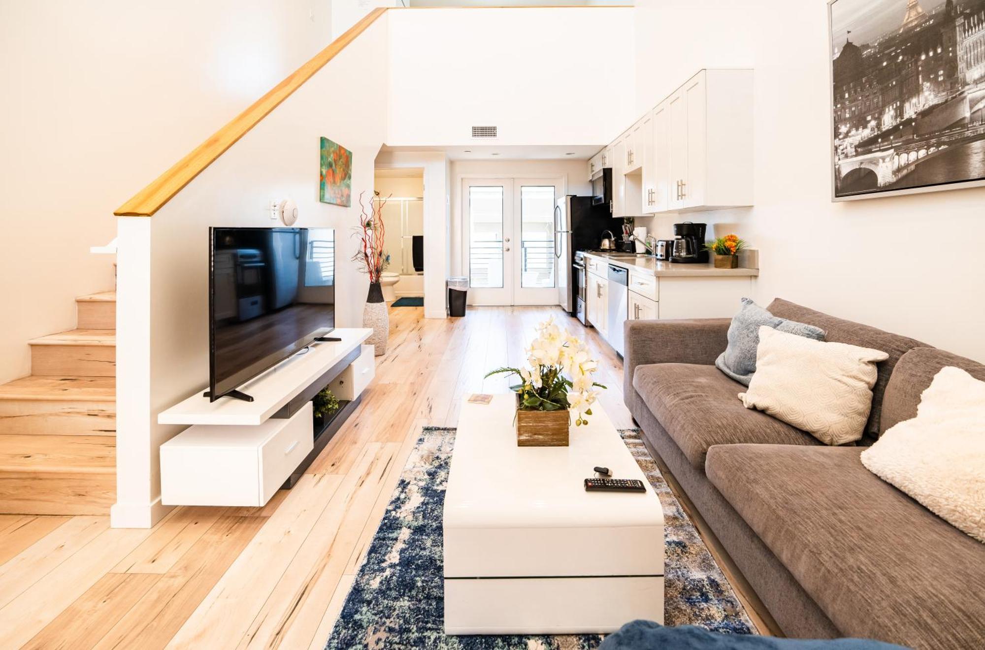 Chic Modern Loft In Hollywood 1 Bedroom With Balcony & Free Secure Parking