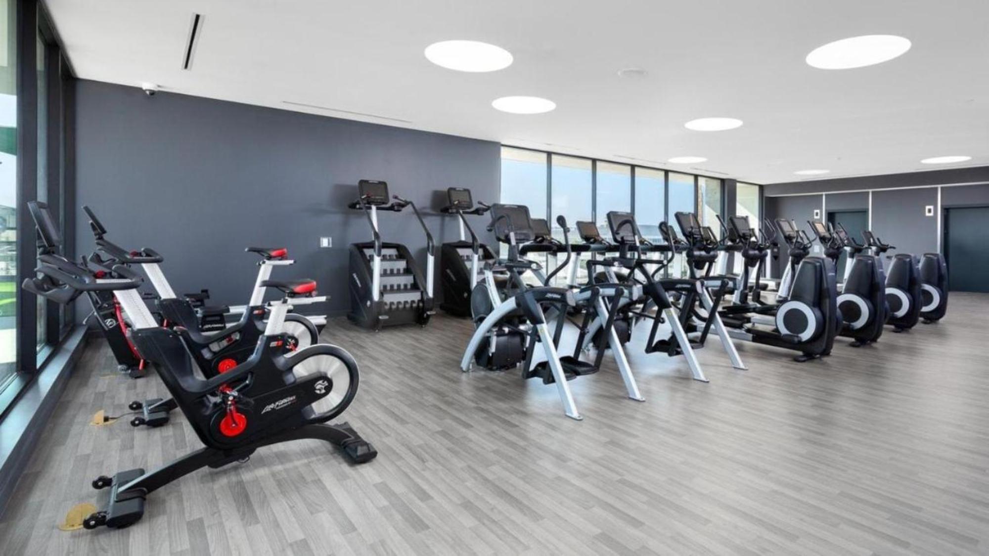 Hollywood Panoramic Views, Pool, Gym & Free Parking! Apartment *