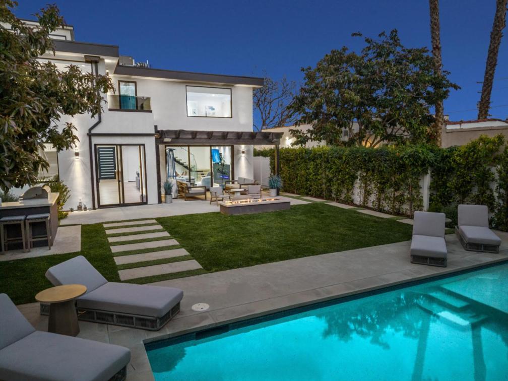 Curson Modern Villa *