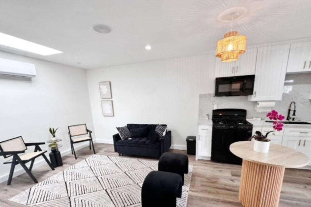 New Private By Beverly Hills And The Grove Spacious 2 Story Unit In The Part Of La Los Angeles