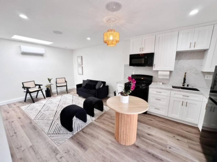 New Private By Beverly Hills And The Grove Spacious 2 Story Unit In The Part Of La Villa
