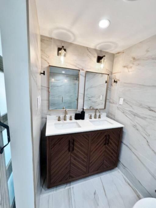 New Private By Beverly Hills And The Grove Spacious 2 Story Unit In The Part Of La *