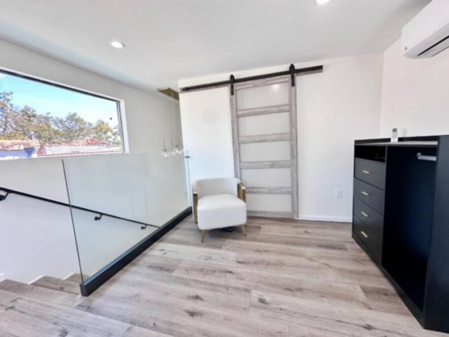 New Private By Beverly Hills And The Grove Spacious 2 Story Unit In The Part Of La Los Angeles