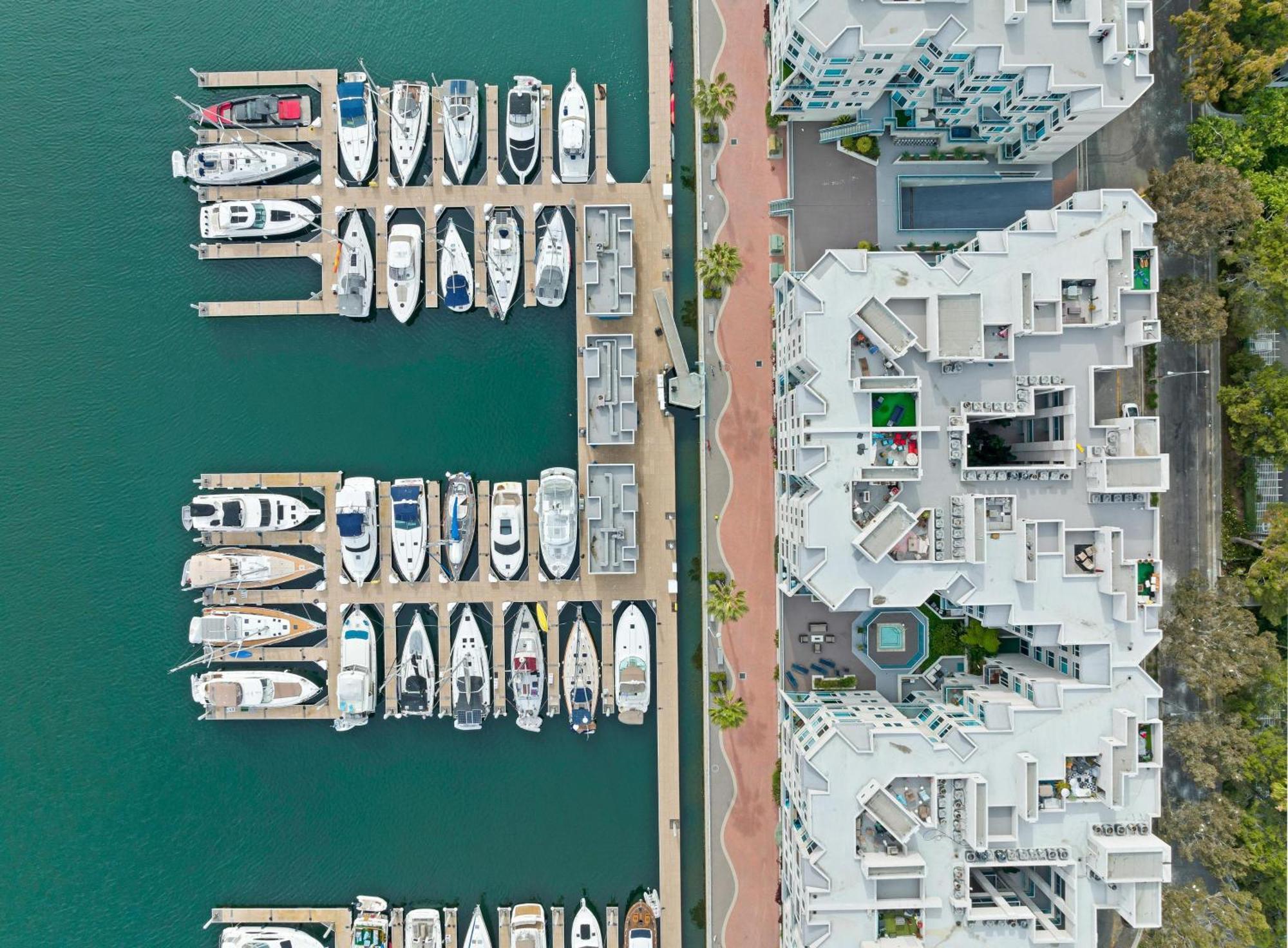 The Crystal 3 Level Penthouse - Marvelous Marina Views 2br Apartment
