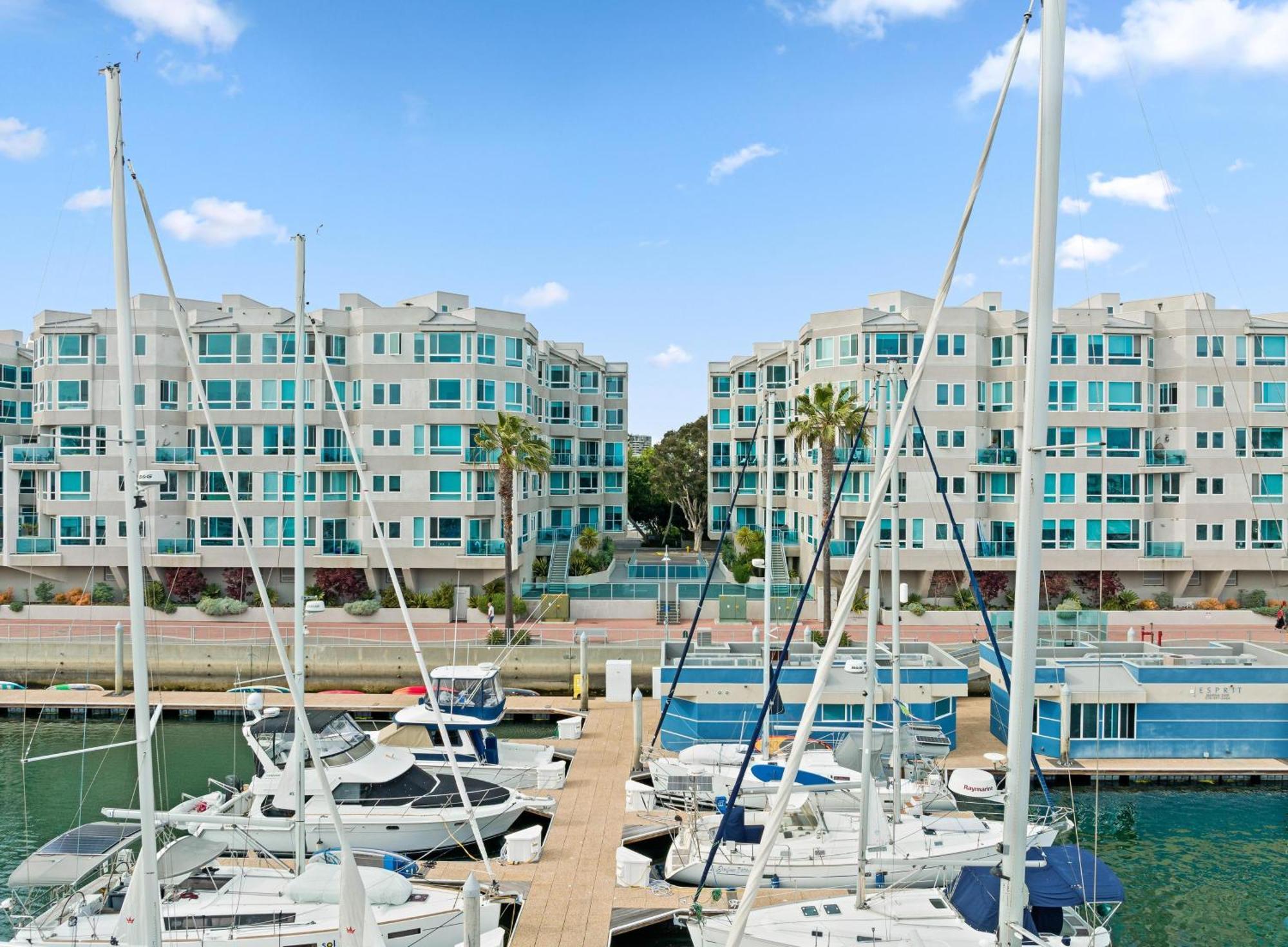 The Crystal 3 Level Penthouse - Marvelous Marina Views 2br *