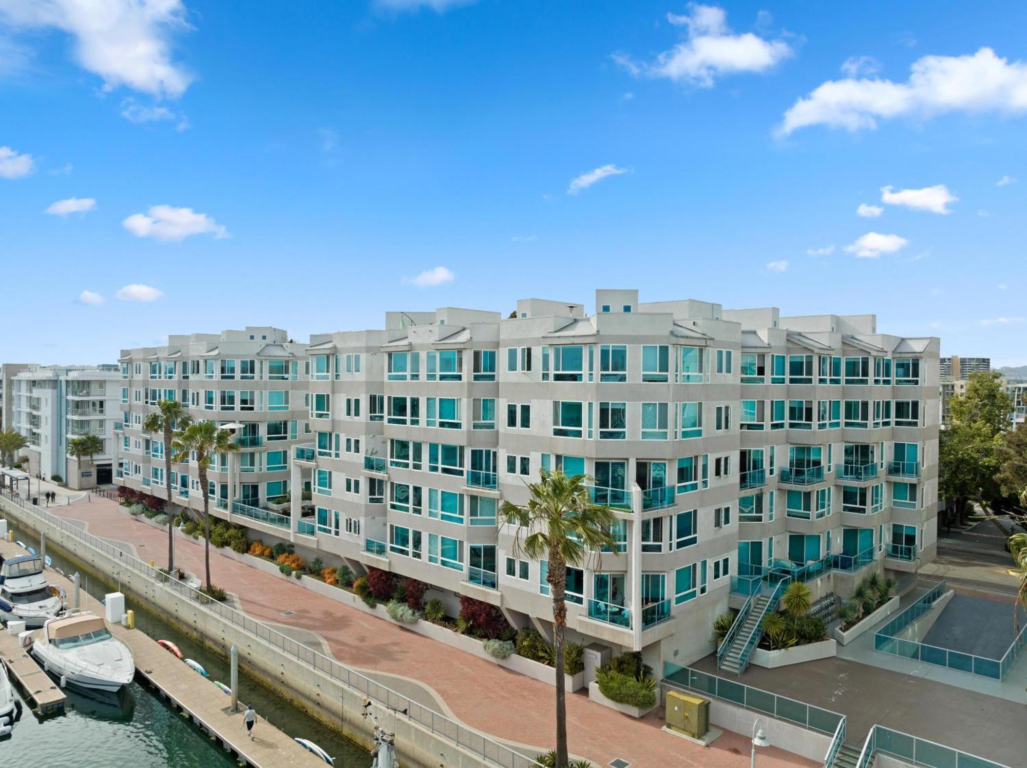 The Crystal 3 Level Penthouse - Marvelous Marina Views 2br * Los Angeles
