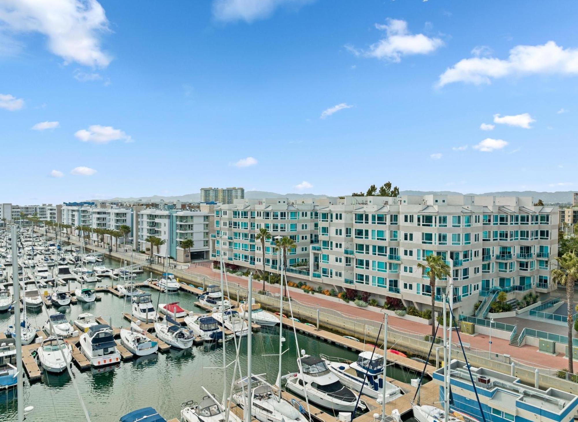 The Crystal 3 Level Penthouse - Marvelous Marina Views 2br Apartment