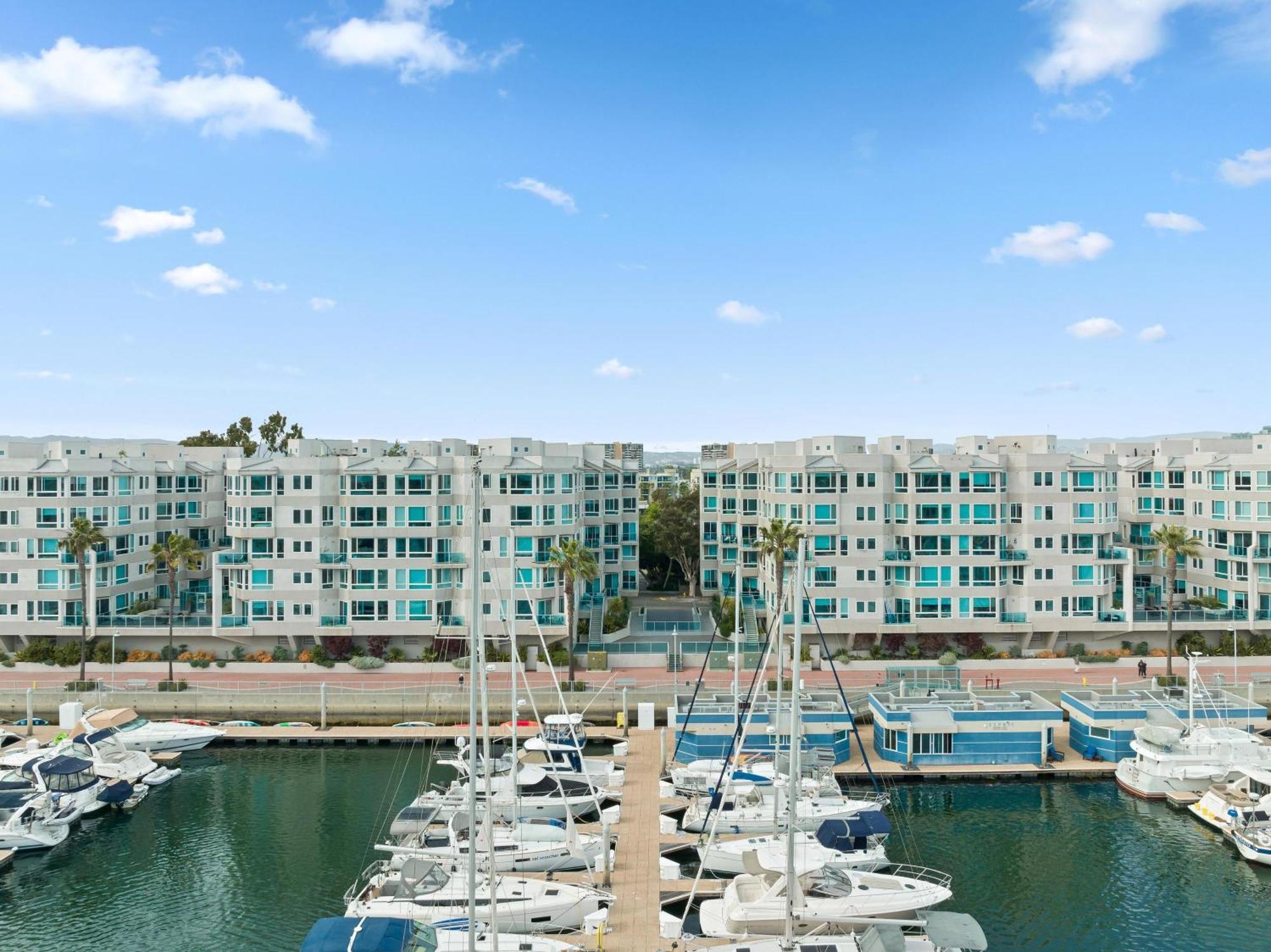 The Crystal 3 Level Penthouse - Marvelous Marina Views 2br *