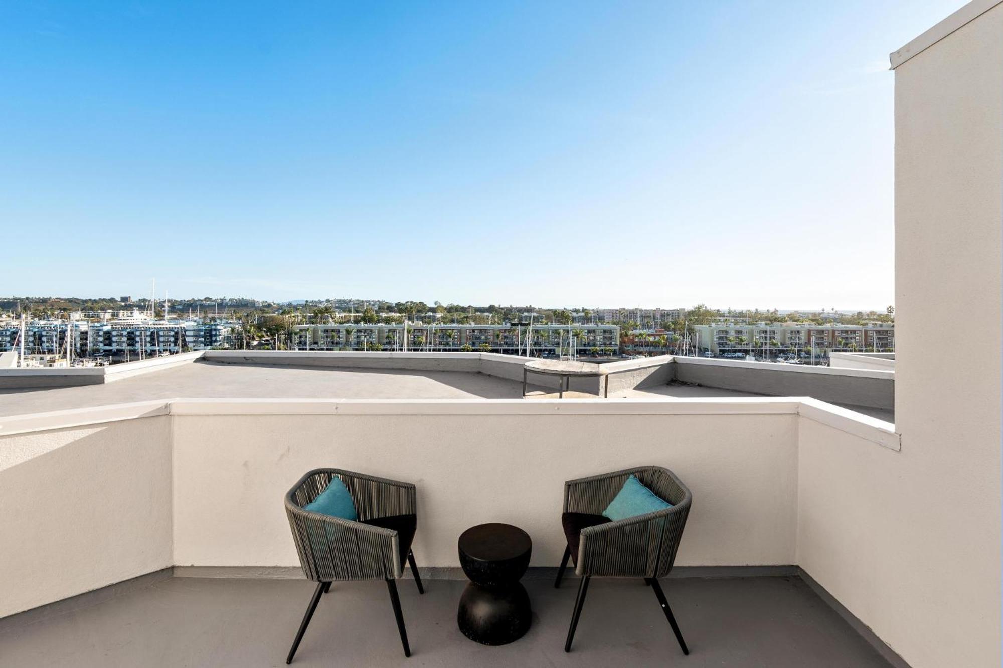 The Crystal 3 Level Penthouse - Marvelous Marina Views 2br * Los Angeles