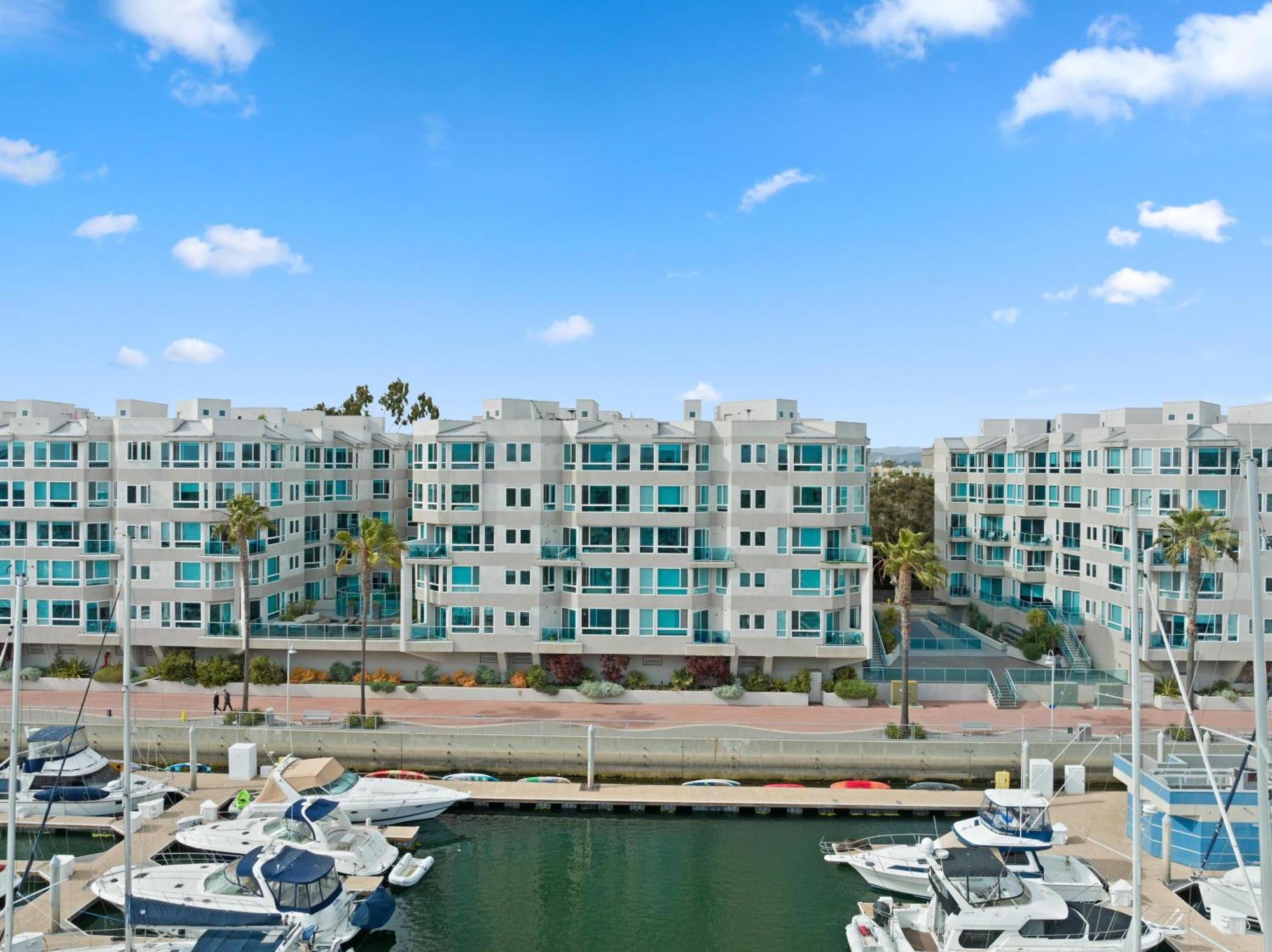 The Crystal 3 Level Penthouse - Marvelous Marina Views 2br *