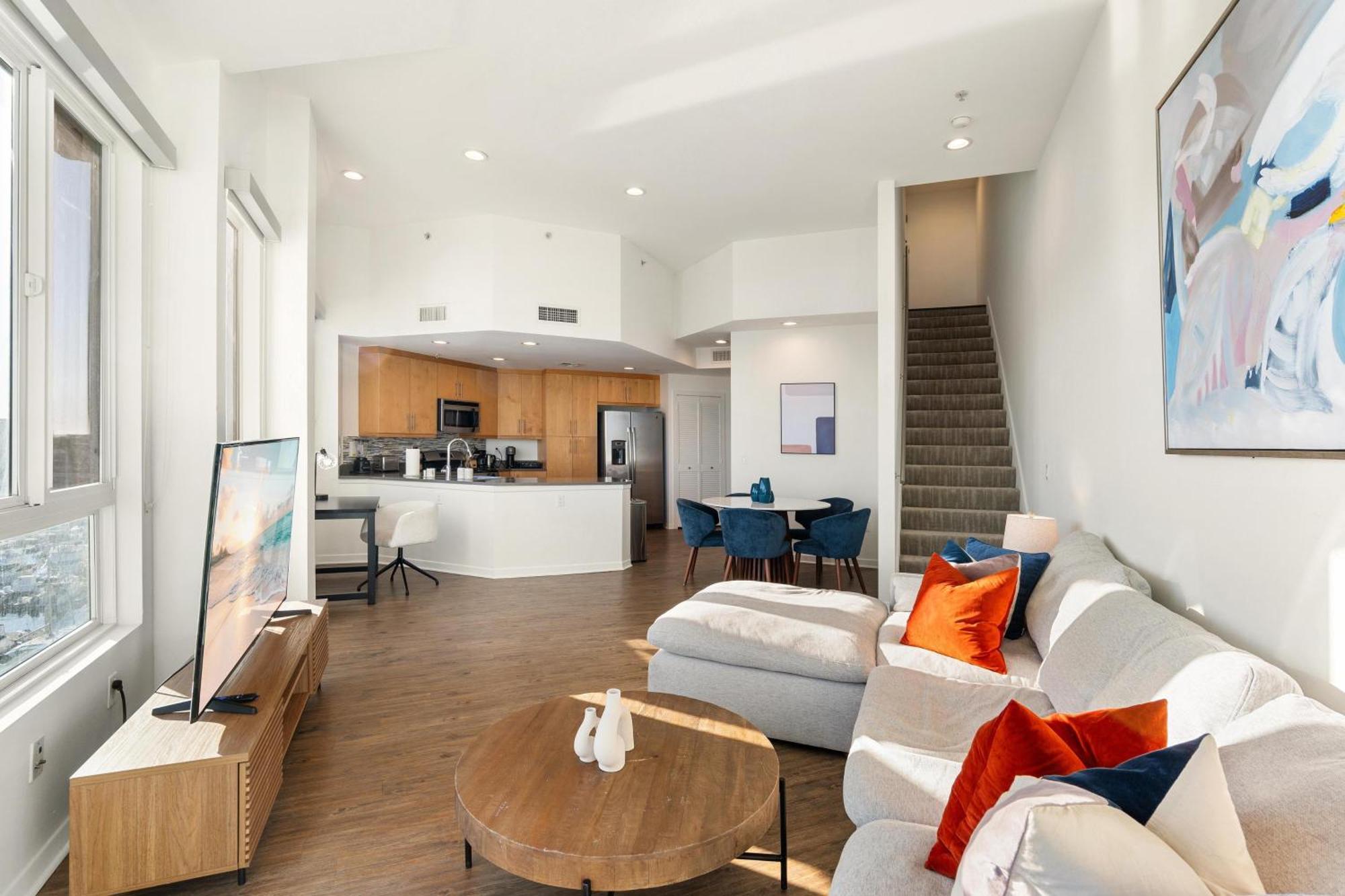 The Crystal 3 Level Penthouse - Marvelous Marina Views 2br