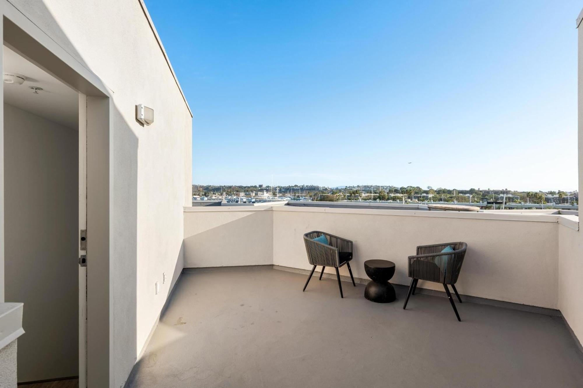 The Crystal 3 Level Penthouse - Marvelous Marina Views 2br Apartment
