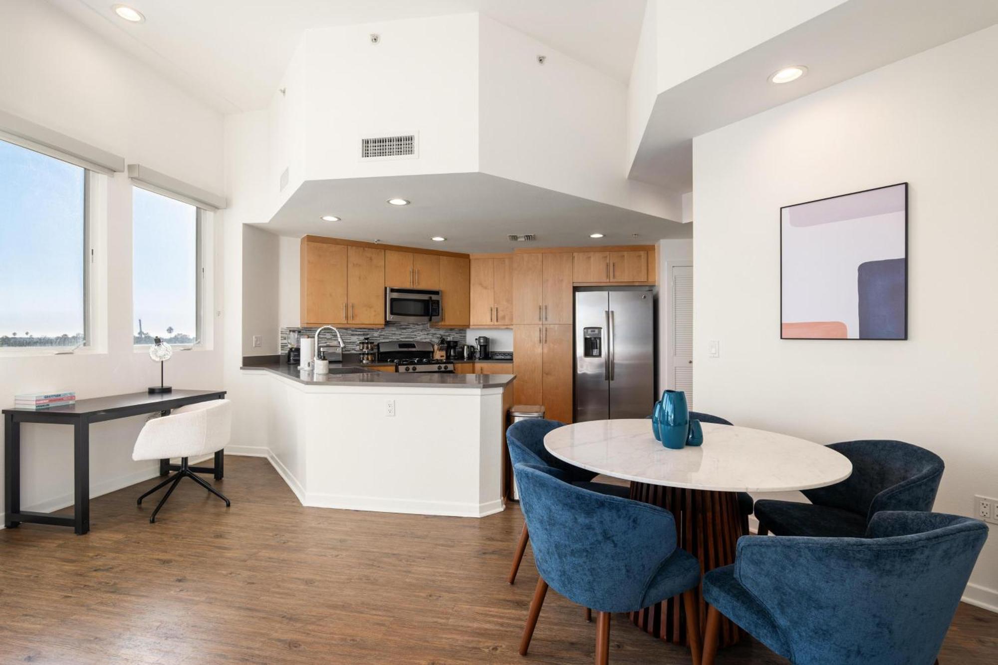 The Crystal 3 Level Penthouse - Marvelous Marina Views 2br * Los Angeles