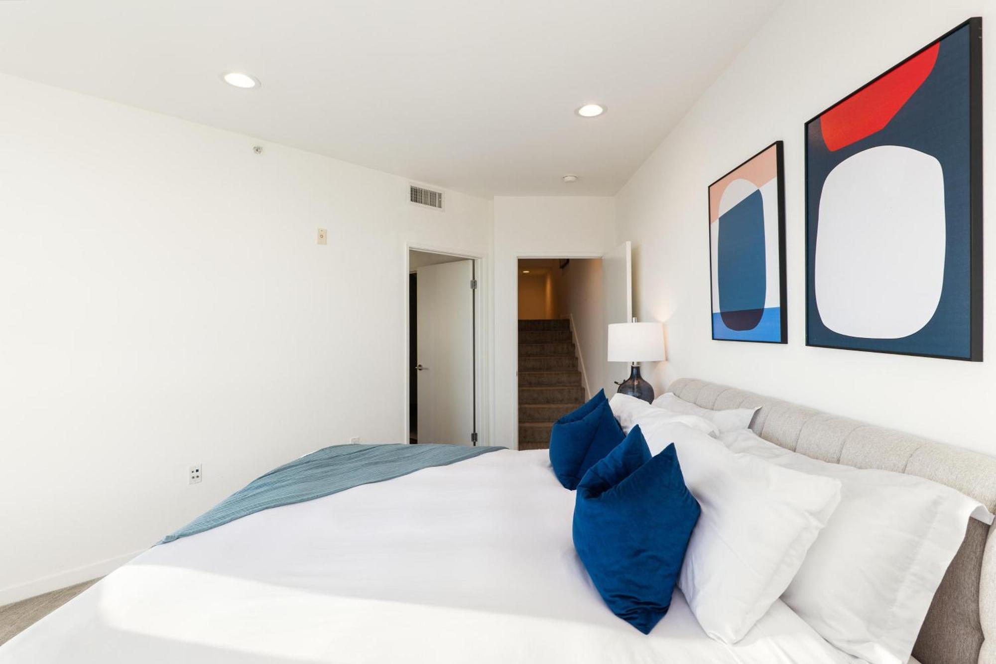 The Crystal 3 Level Penthouse - Marvelous Marina Views 2br Apartment
