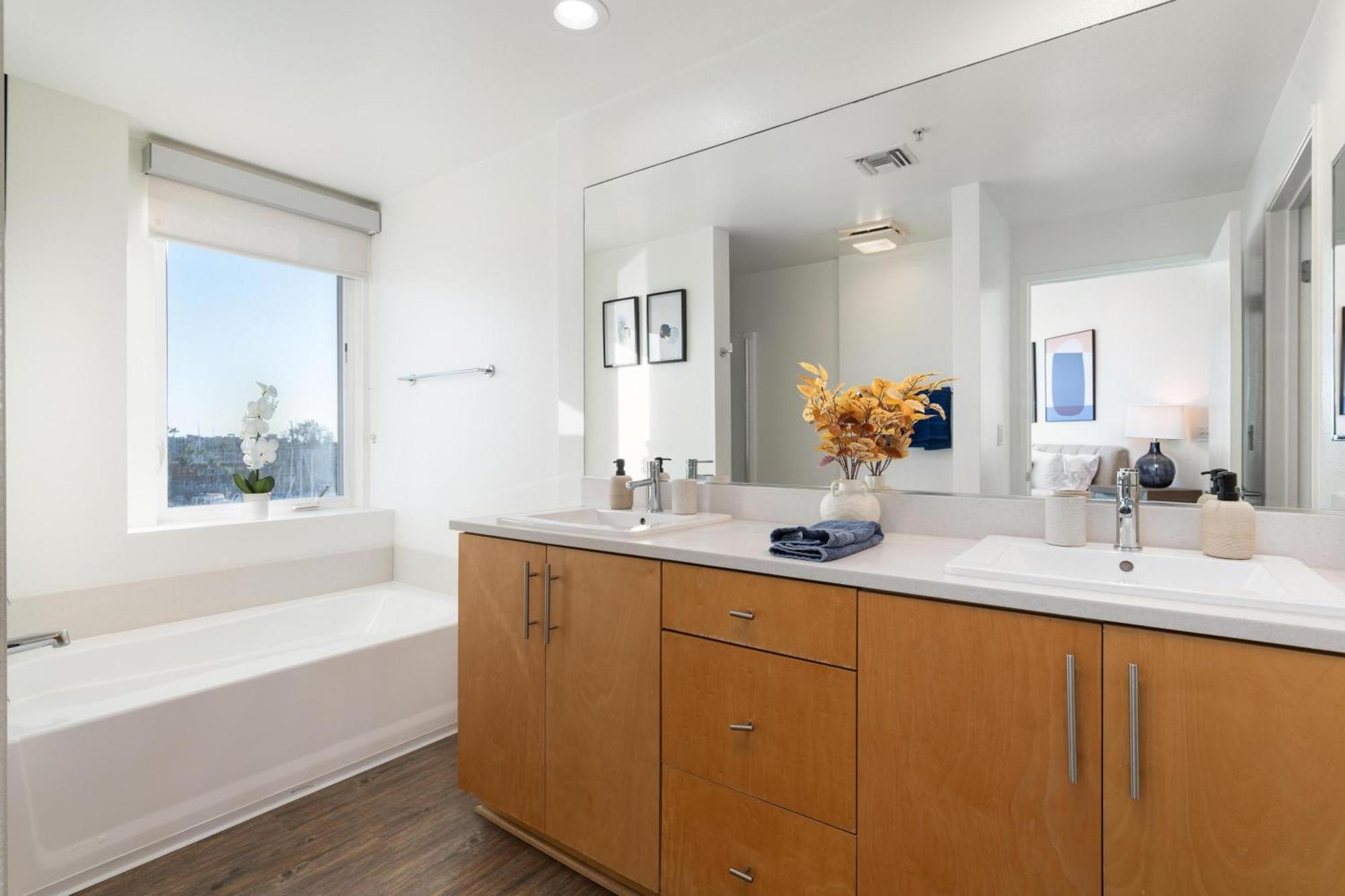 The Crystal 3 Level Penthouse - Marvelous Marina Views 2br Apartment Los Angeles