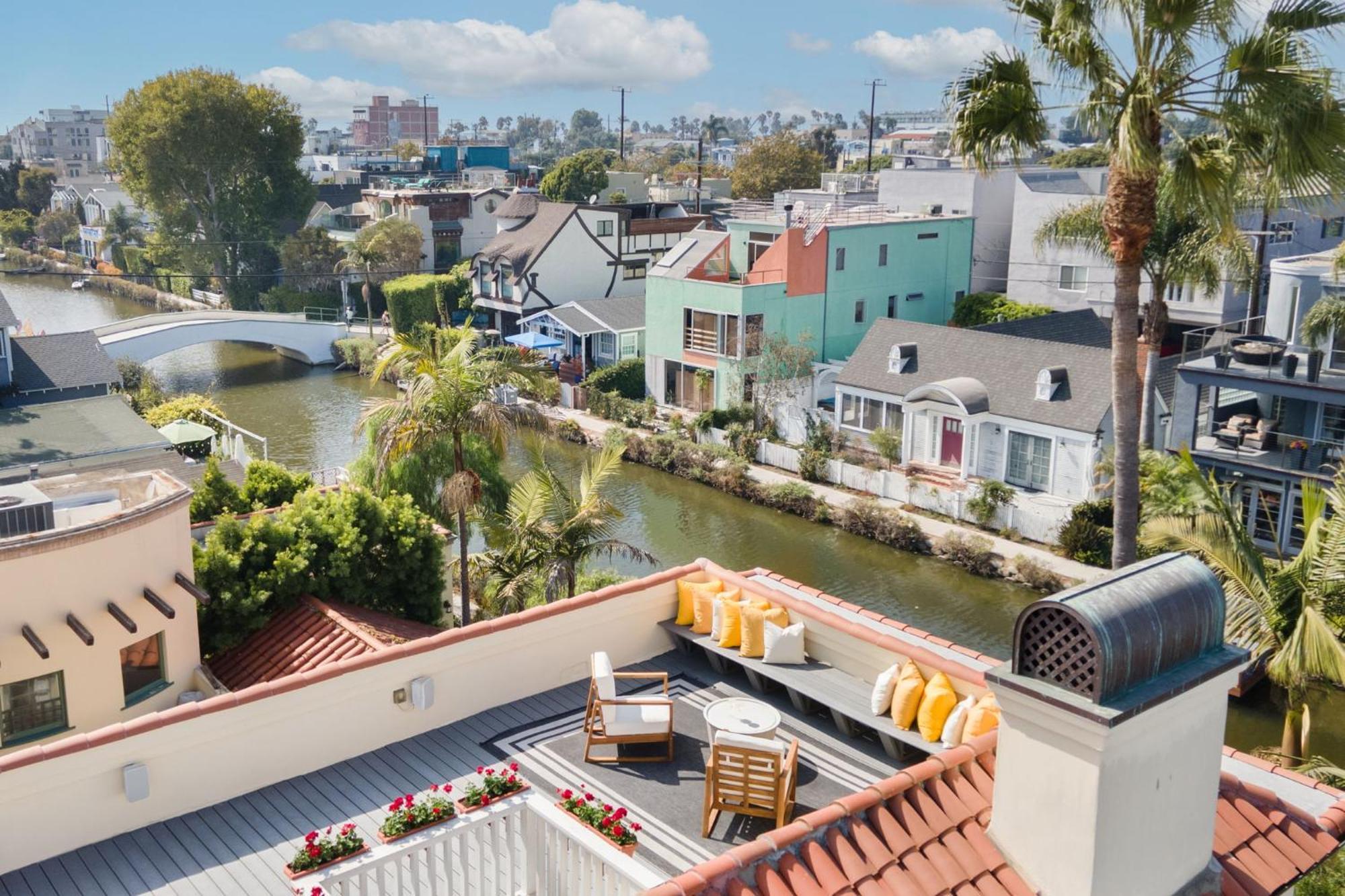 The Canal Escape - Canal-front Italian Los Angeles
