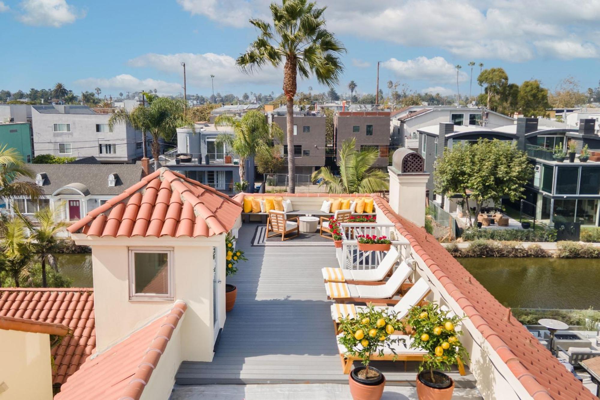 The Canal Escape - Canal-front Italian Los Angeles