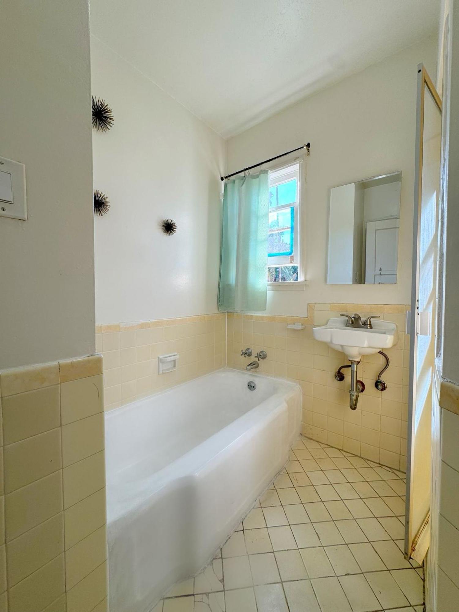 Bargain Beverly Hills 3 Bedroom In Great Area 5 Minutes To Rodeo Drive Los Angeles