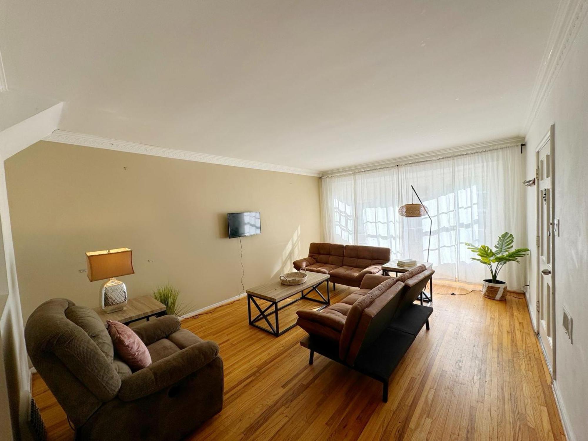Bargain Beverly Hills 3 Bedroom In Great Area 5 Minutes To Rodeo Drive *