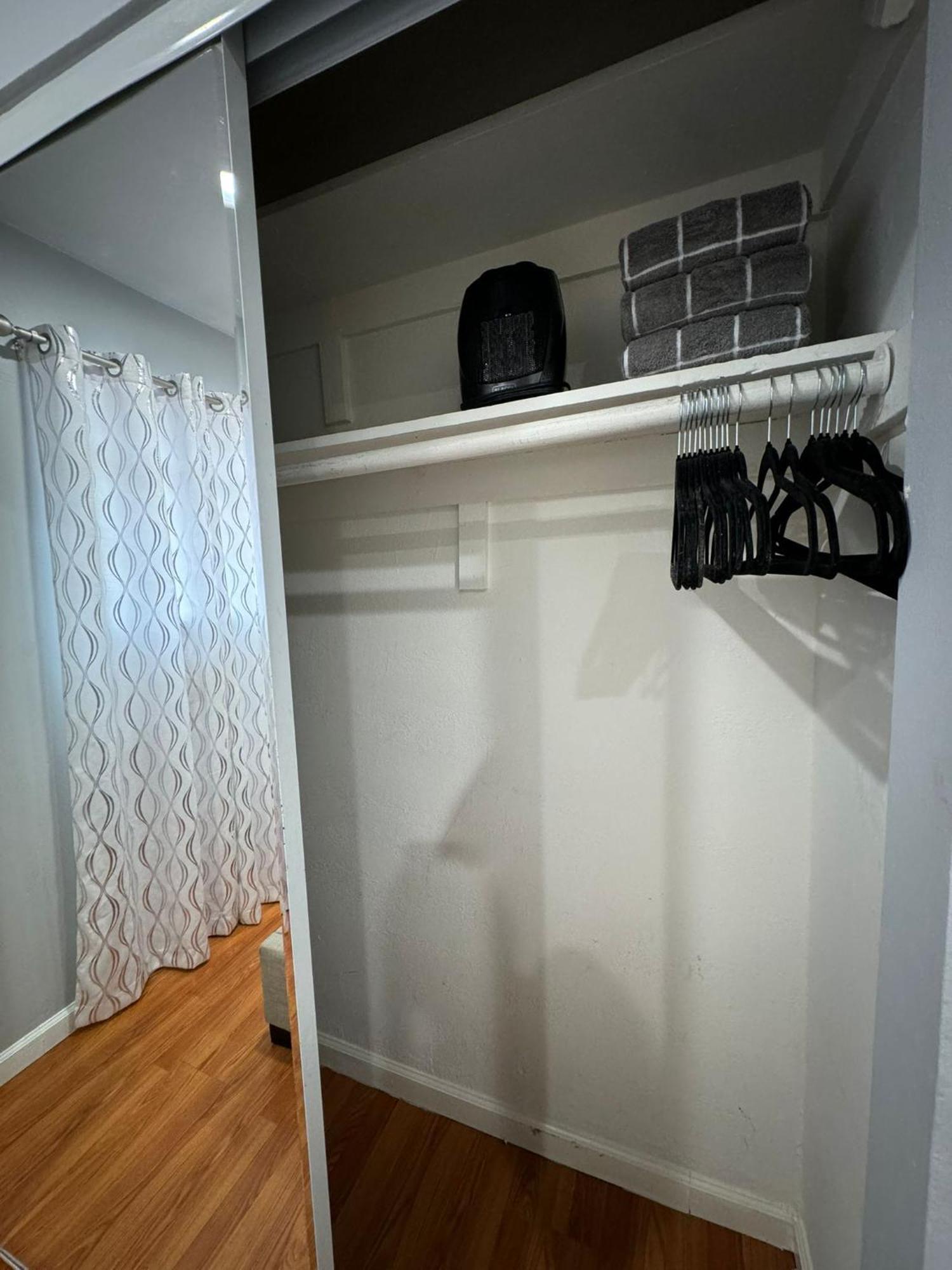Apartment 2 Bedroom Apartment1 Mile South From The Hollywood Walk Of Fame And Hollywood Sign *