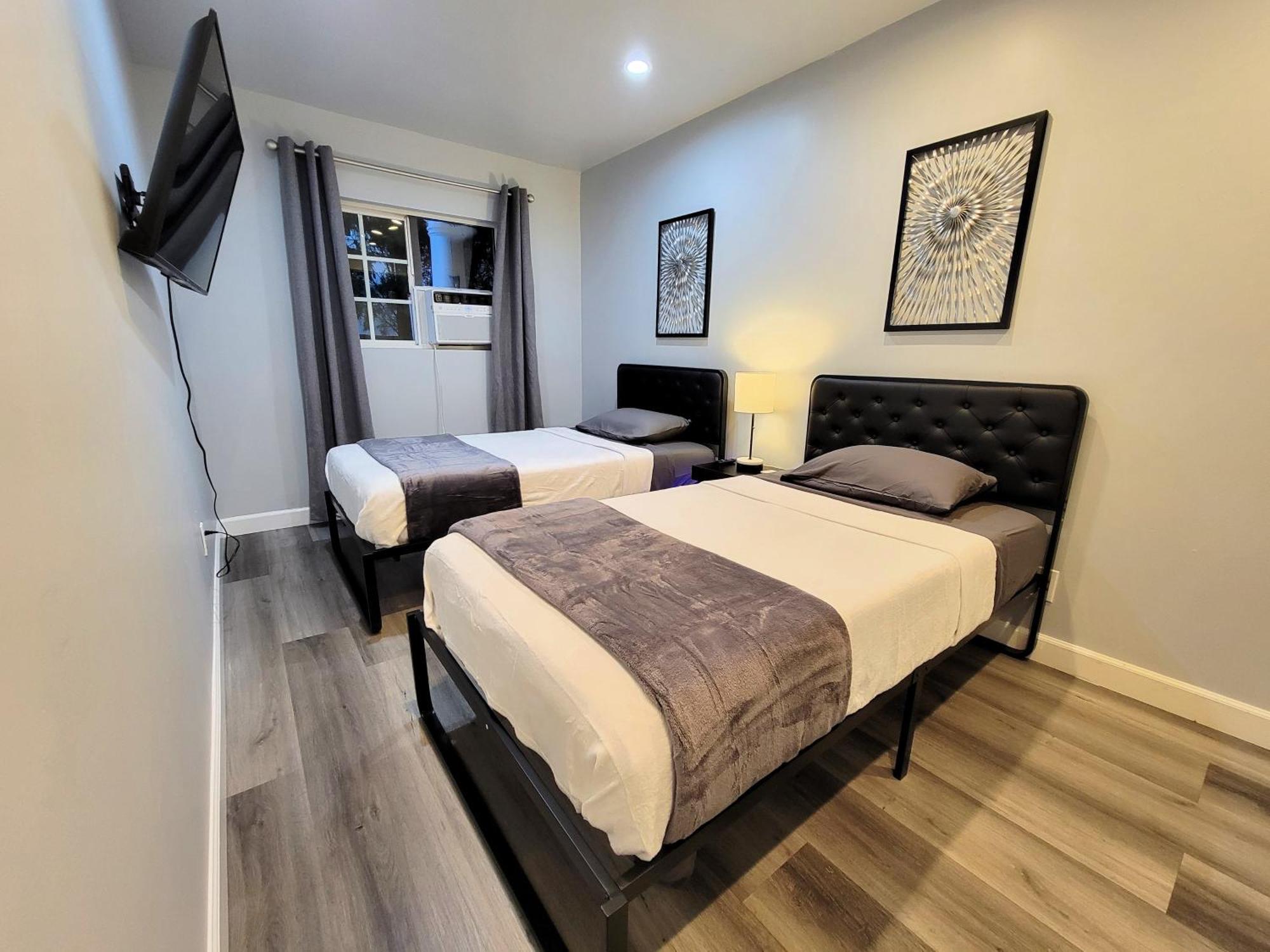 2 Bedroom Apartment1 Mile South From The Hollywood Walk Of Fame And Hollywood Sign Apartment Los Angeles