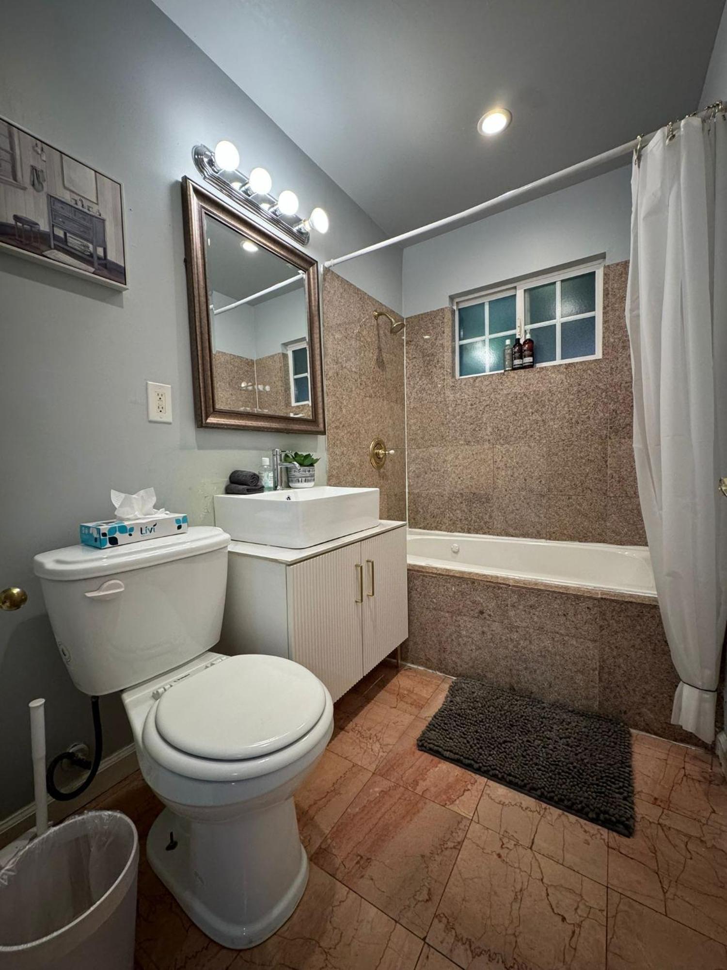 2 Bedroom Apartment1 Mile South From The Hollywood Walk Of Fame And Hollywood Sign Apartment Los Angeles