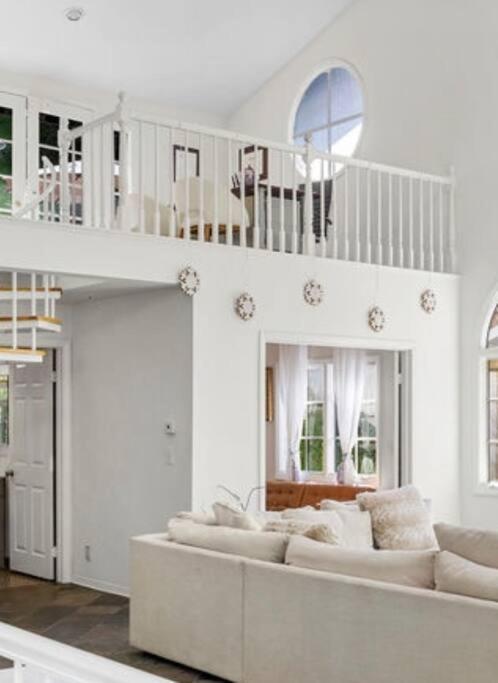 Stunning Mediterranean Mansion In Laurel Canyon Pousada