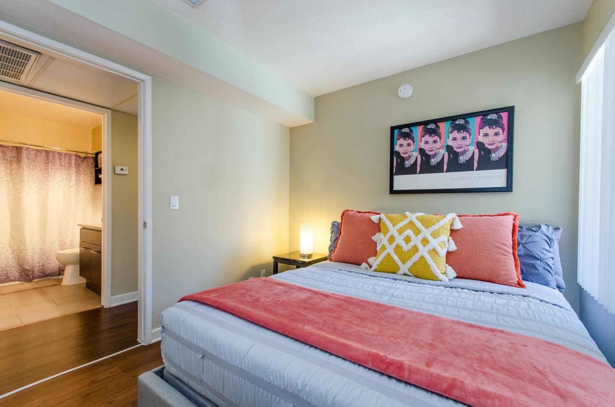 Charming 2br Near La Attractions Apartment *