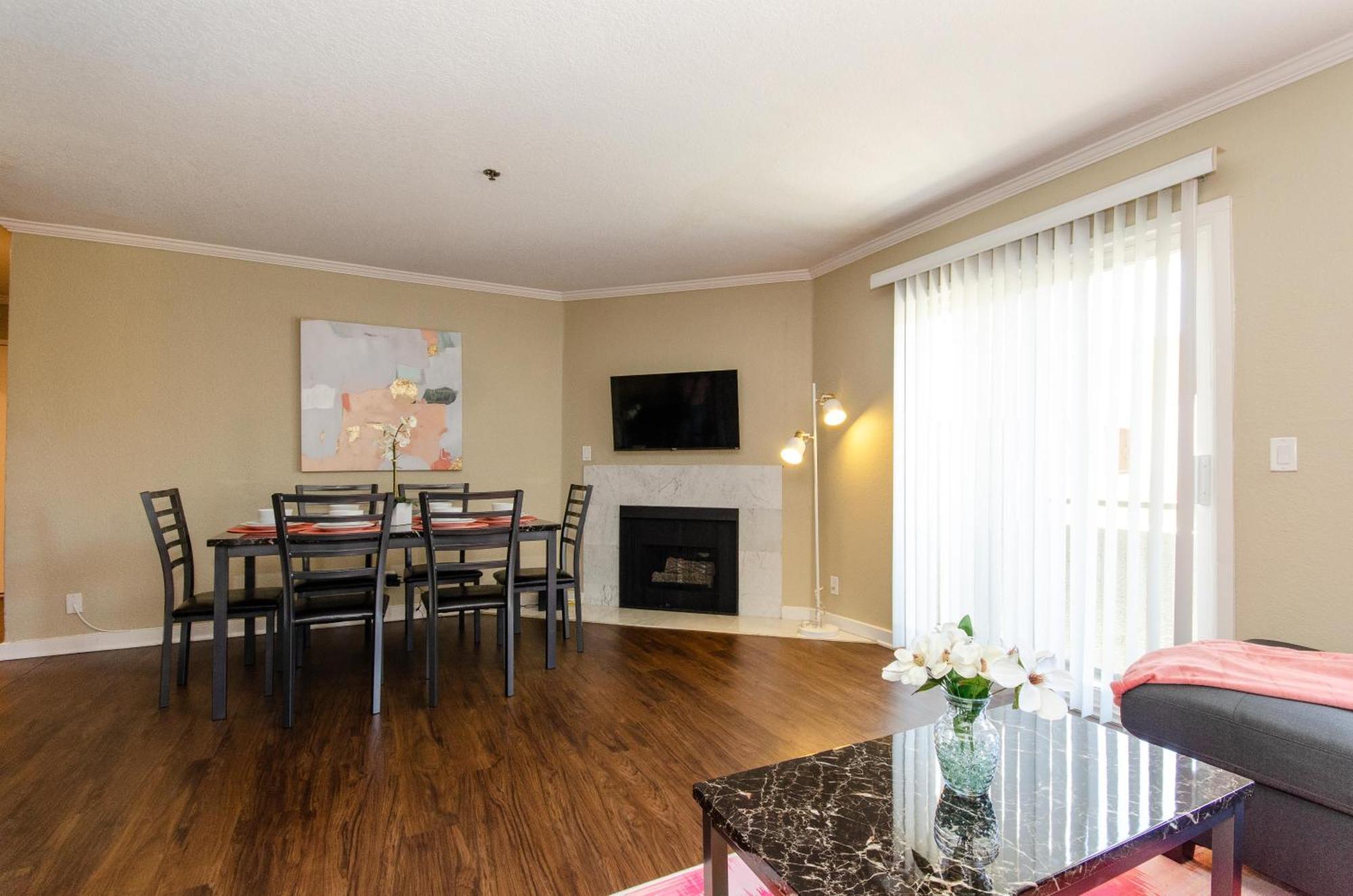 Charming 2br Near La Attractions Apartment *