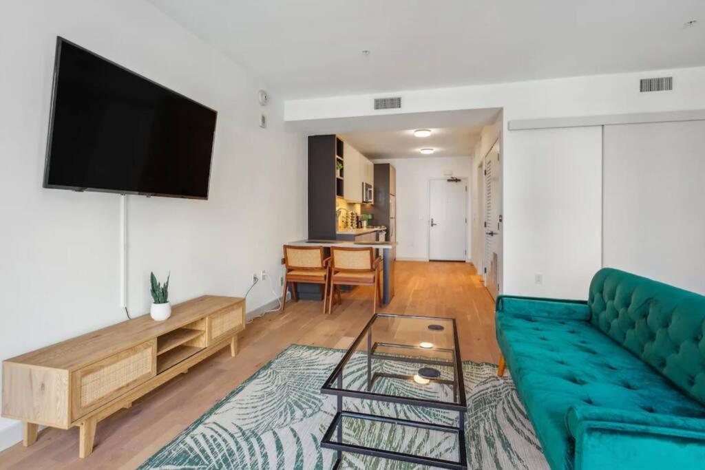King Bed Studio W Pool Gym In Hollywood *