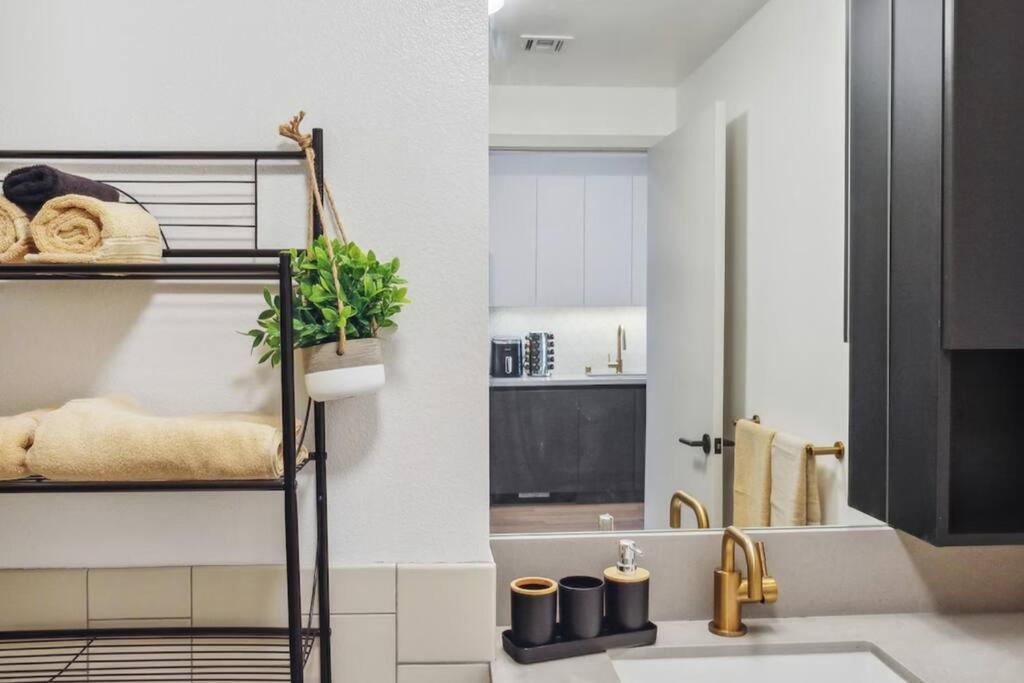 King Bed Studio W Pool Gym In Hollywood Apartment *