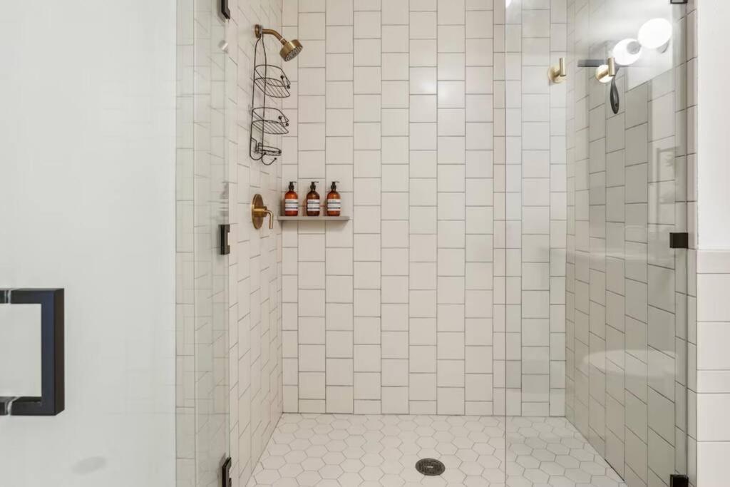 King Bed Studio W Pool Gym In Hollywood