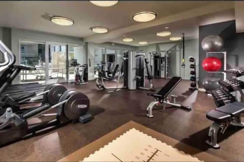 Apartment King Bed Studio W Pool Gym In Hollywood *