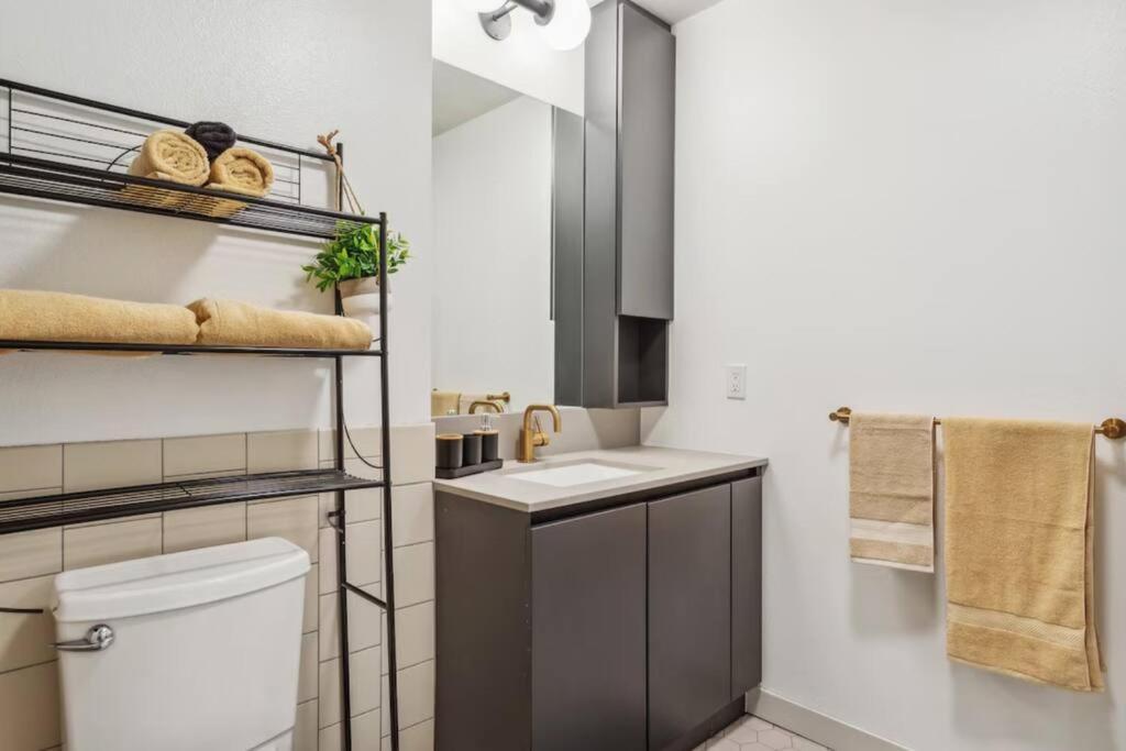 King Bed Studio W Pool Gym In Hollywood Apartment *
