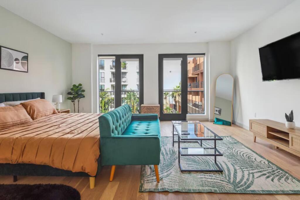 King Bed Studio W Pool Gym In Hollywood Apartment Los Angeles