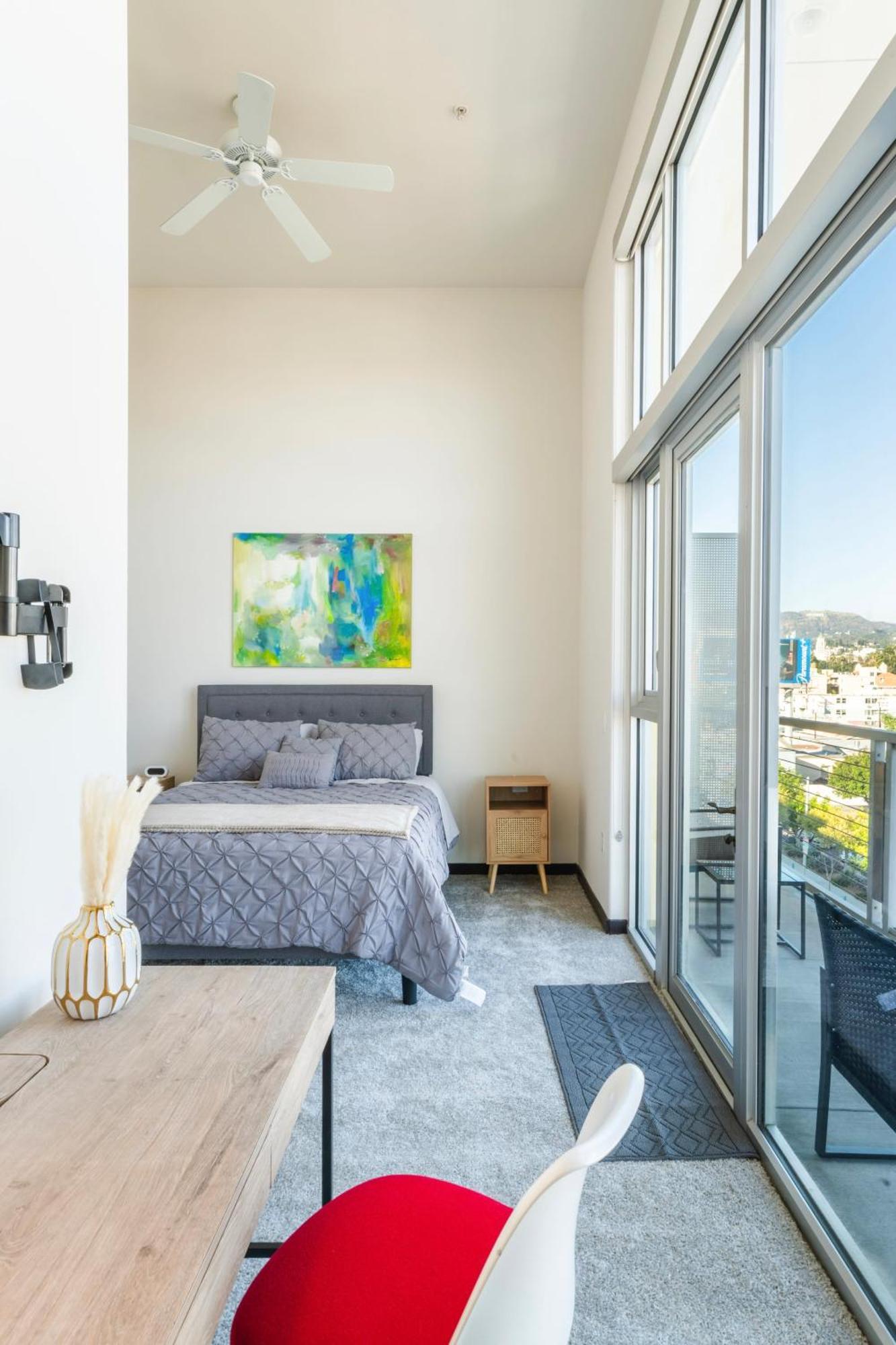 Penthouse 2br With Jetliner Views In West Hollywood *